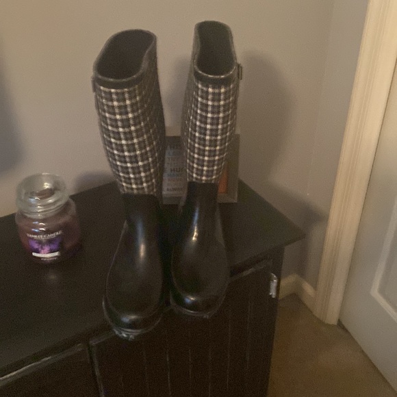 Black and white rubber boots, never worn, size 7 - Picture 2 of 3